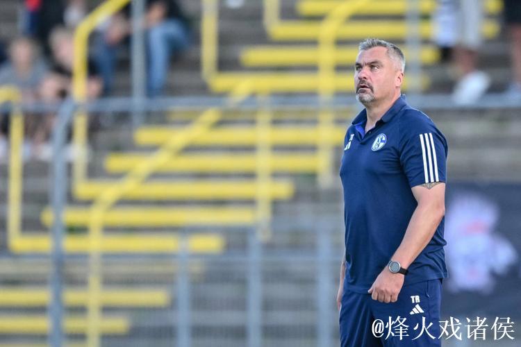 沙尔克主帅:“疫情让我们彼此依靠、团结一致” 沙尔克主帅:“疫情让我们彼此依靠、团结一致”