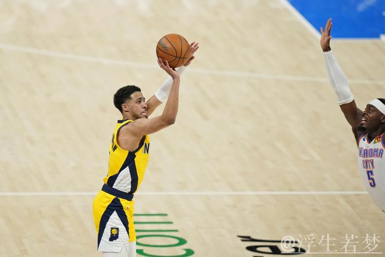 哈利伯顿面对多尔特冷静命中干拔三分 哈利伯顿面对多尔特冷静命中干拔三分